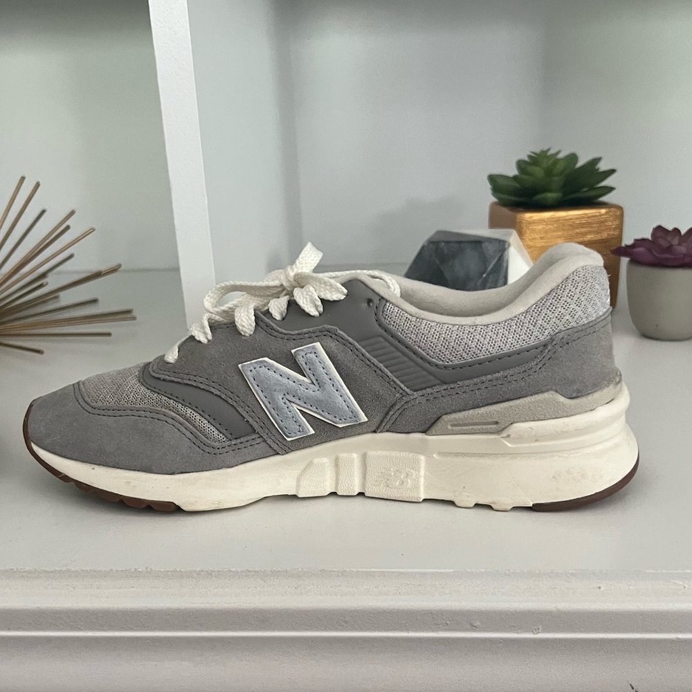 New Balance WOMENS 997 SNEAKER, size 8